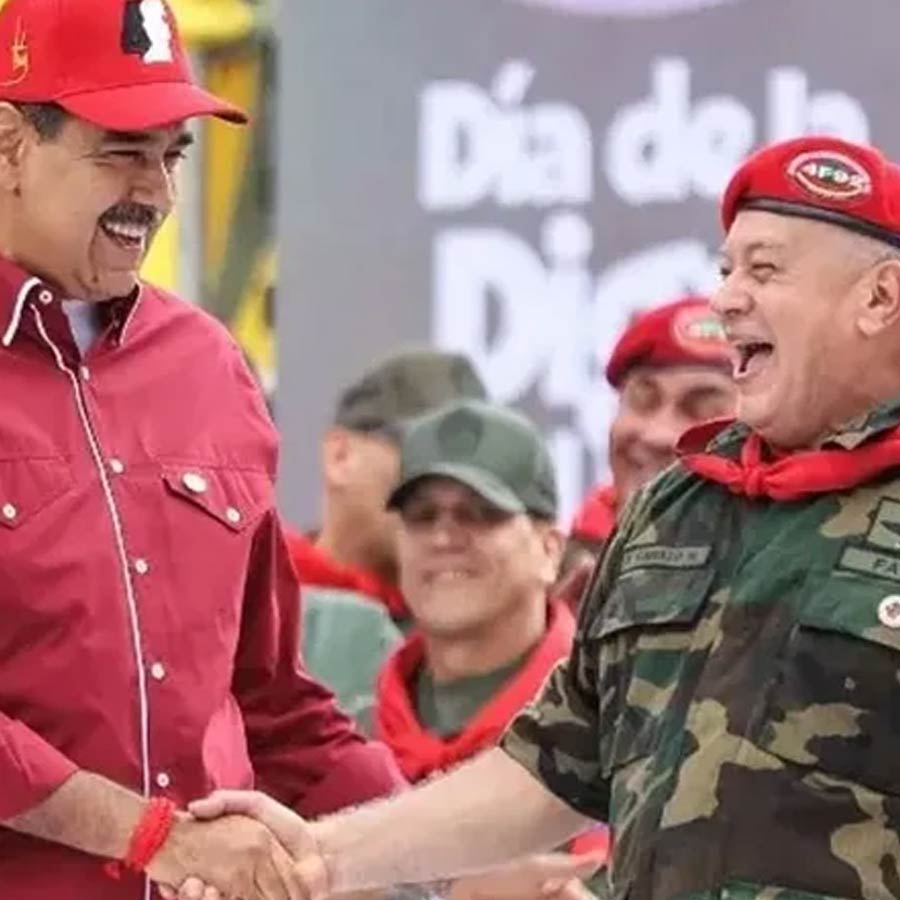 ভেনেজ়ুয়েলার স্বরাষ্ট্রমন্ত্রী ডিয়োসডাডো কাবেয়োর সঙ্গে নিকোলাস মাদুরো।