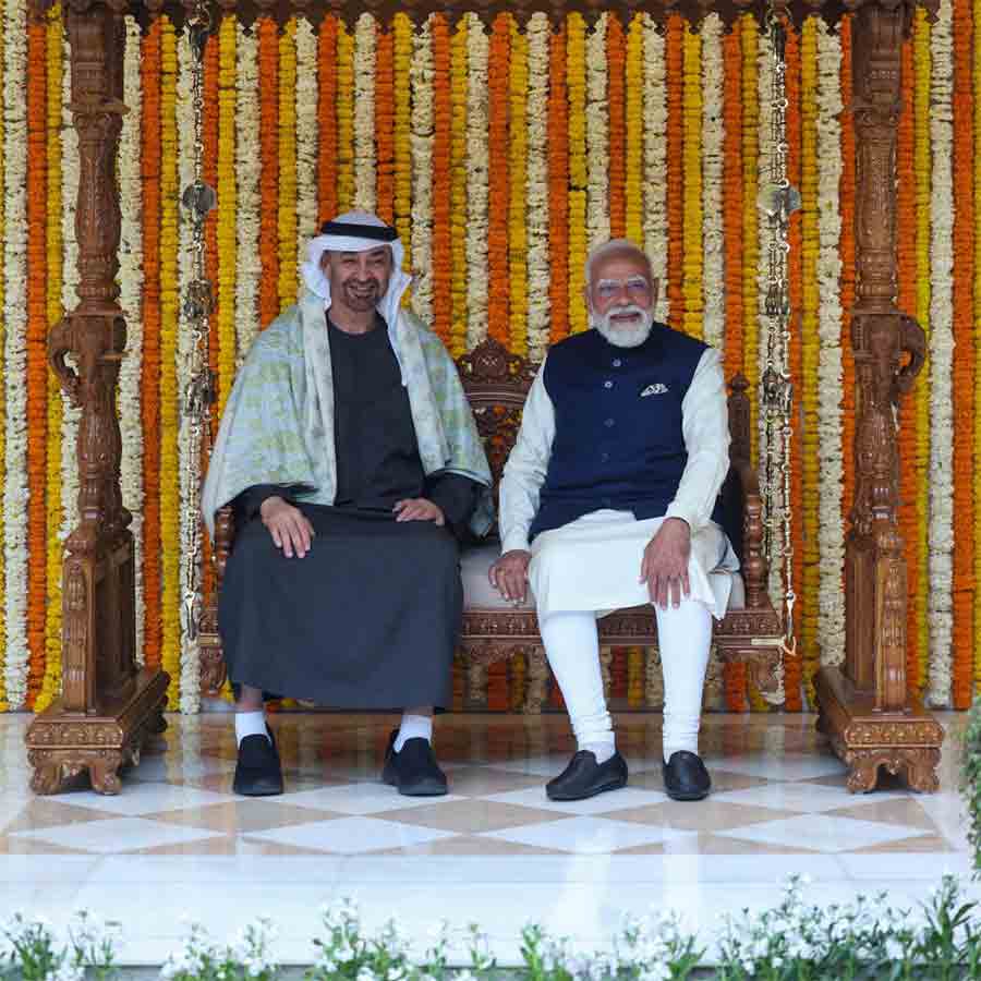 প্রধানমন্ত্রী নরেন্দ্র মোদীর সঙ্গে আরব আমিরশাহির প্রেসিডেন্ট শেখ মহম্মদ বিন জায়েদ আল নাহান।