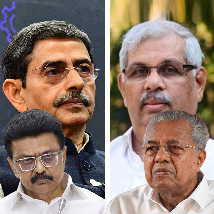 (বাঁ দিকে) তামিলনাড়ুর রাজ্যপাল আরএন রবি, মুখ্যমন্ত্রী এমকে স্ট্যালিন এবং কেরলের রাজ্যপাল আরভি অর্লেকর, মুখ্যমন্ত্রী পিনরাই বিজয়ন।