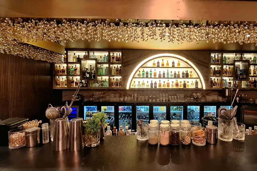 নীচের বসার জায়গাটি পেরোলে সাজানো পানশালা।