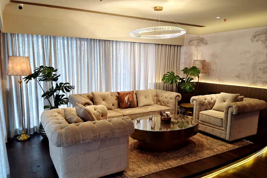  গৌরী খুব সন্তর্পণে প্রাচুর্যকে মুড়েছেন আভিজাত্যের সঙ্গে।