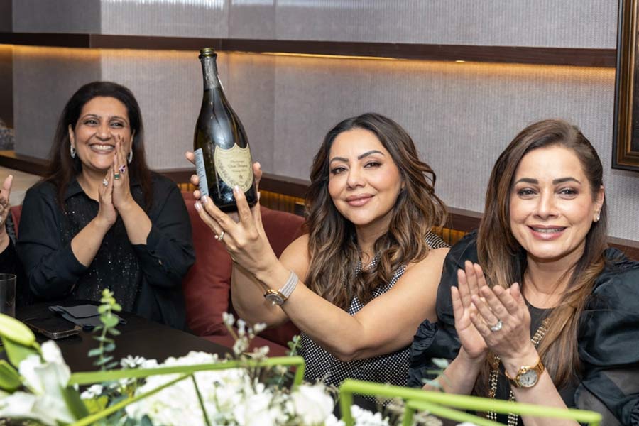 নিজের নকশা করা রেস্তরাঁরর উদ্বোধনে বলিউডের বন্ধুদের নিয়ে কলকাতায় এসেছিলেন গৌরী খান।