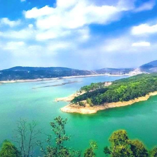 উমিয়ান হ্রদটিও ভারি সুন্দর। সফর সাজাতে পারেন মেঘালয়েও।