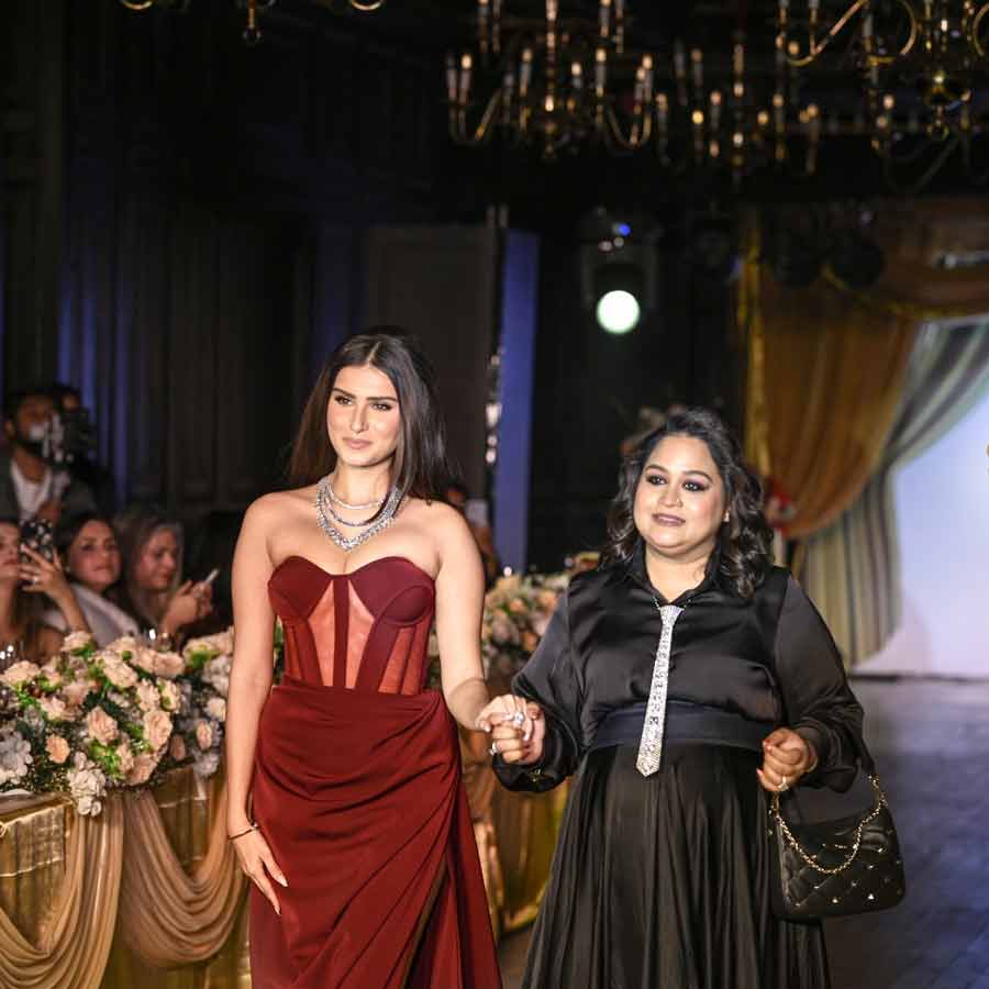 ‘সেনস’-এর উদ্বোধনী অনুষ্ঠানে তারা সুতারিয়া (বাঁ দিকে)।