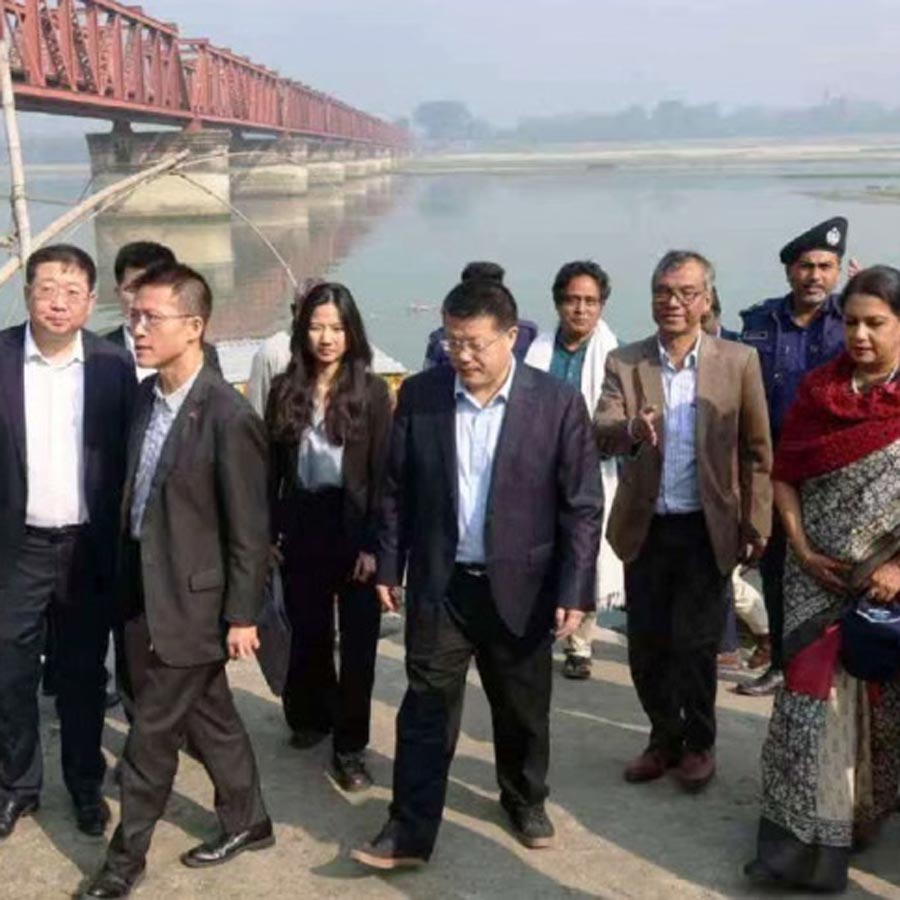 সোমবার বাংলাদেশের রংপুরের কাউনিয়া উপজেলার ভাঙনপ্রবণ এলাকা পরিদর্শন করলেন ঢাকায় নিযুক্ত চিনের রাষ্ট্রদূত ইয়াও ওয়েন।