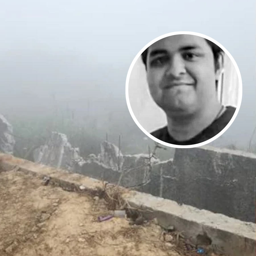 এই রেলিং ভেঙে খাদে পড়েছিল গাড়ি। (ইনসেটে) মৃত যুবরাজ মেহতা।