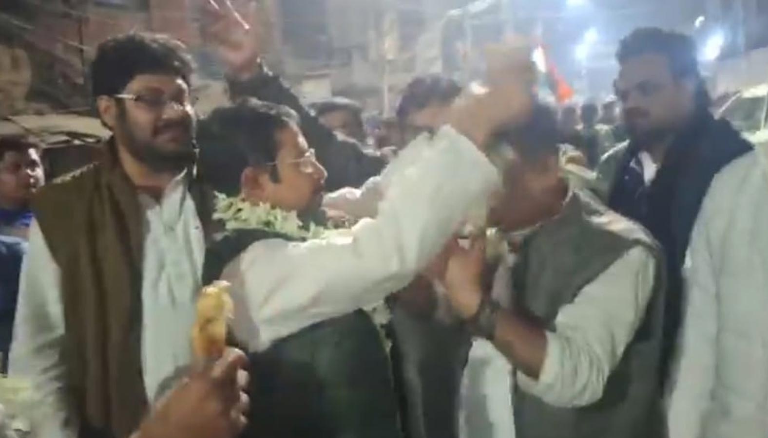 লালবাজার থেকে ছাড়া পাওয়ার পরে কংগ্রেস নেতাদের মালাবদল।