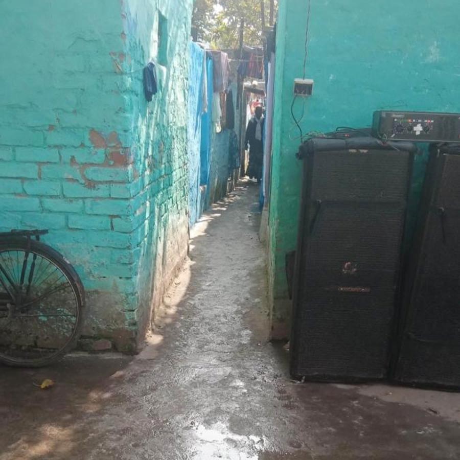 বর্জ্যের নর্দমা উপচে বর্ষায় কাঁকিনাড়া কুলিলাইনের এই গলি হয়ে ওঠে নদী।