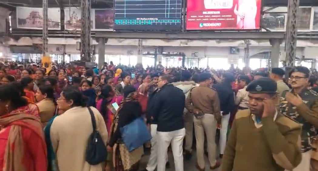 হাওড়া স্টেশনে আশাকর্মীদের জমায়েত।