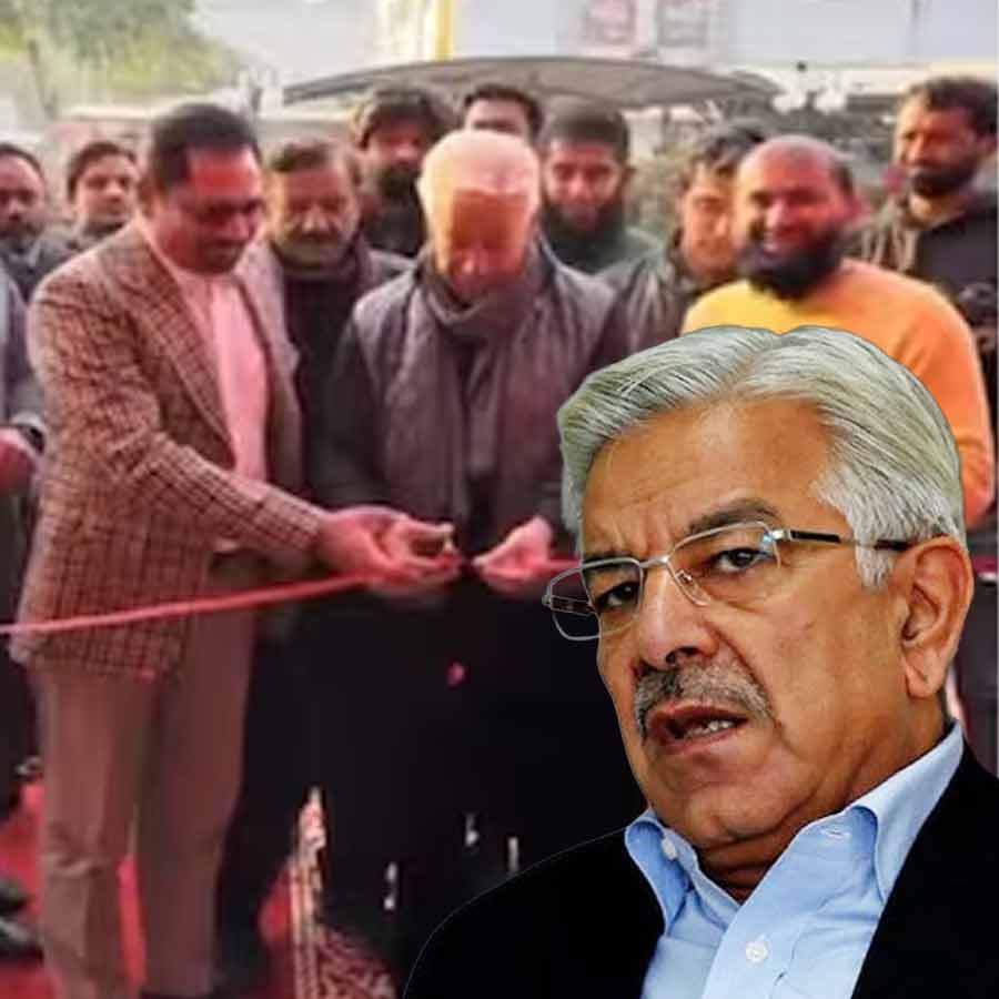 পাকিস্তানের প্রতিরক্ষামন্ত্রী খোয়াজা আসিফ সিয়ালকোটে পিৎজ়া হাটের দোকান উদ্বোধন করেছেন।