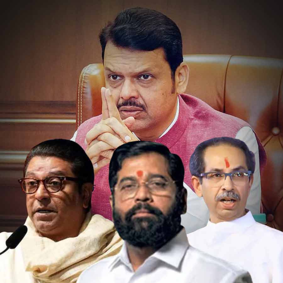 (পিছনে) দেবেন্দ্র ফডণবীস) এবং (সামনে বাঁদিক থেকে) রাজ ঠাকরে, একনাথ শিন্দে, উদ্ধব ঠাকরে।