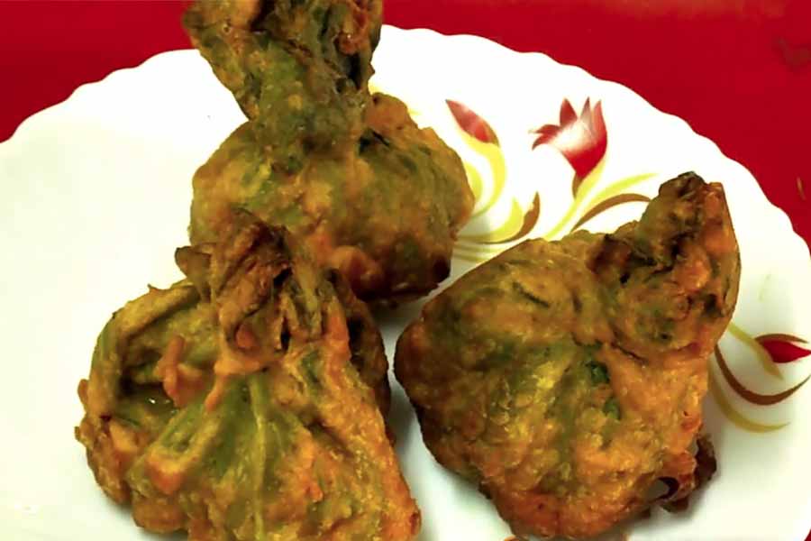 লাউ পাতা বা কুমড়ো পাতায় পুর ভরে  ভেজে নিন।