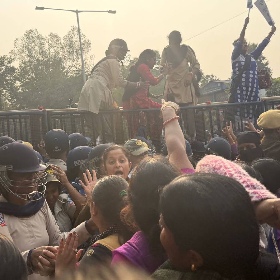 সল্টলেকে স্বাস্থ্য ভবনের সামনে আশাকর্মীদের বিক্ষোভ।