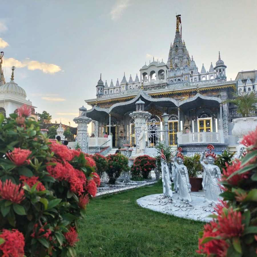 কলকাতাতেই রয়েছে এমন মন্দির। সাজানো বাগিচা।