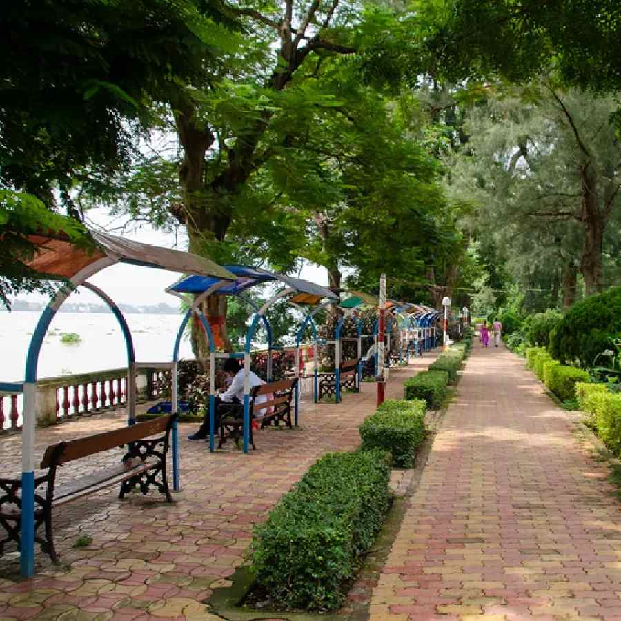 ঘুরে আসা যায় ব্যারাকপুরের মঙ্গল পাণ্ডে  পার্ক বা জওহর কুঞ্জ থেকেও।