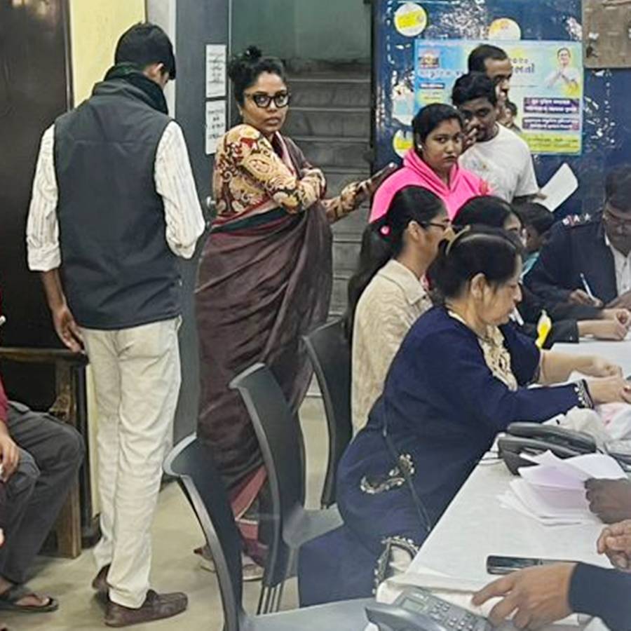 আনন্দপুর থানায় হিরণের প্রথম স্ত্রী অনিন্দিতা। 