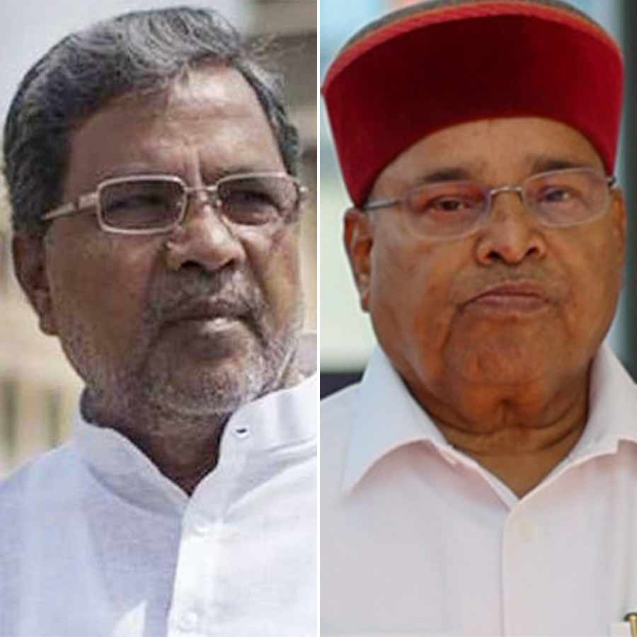 (বাঁ দিকে) সিদ্দারামাইয়া এবং থাওয়রচন্দ গহলৌত (ডান দিকে)।