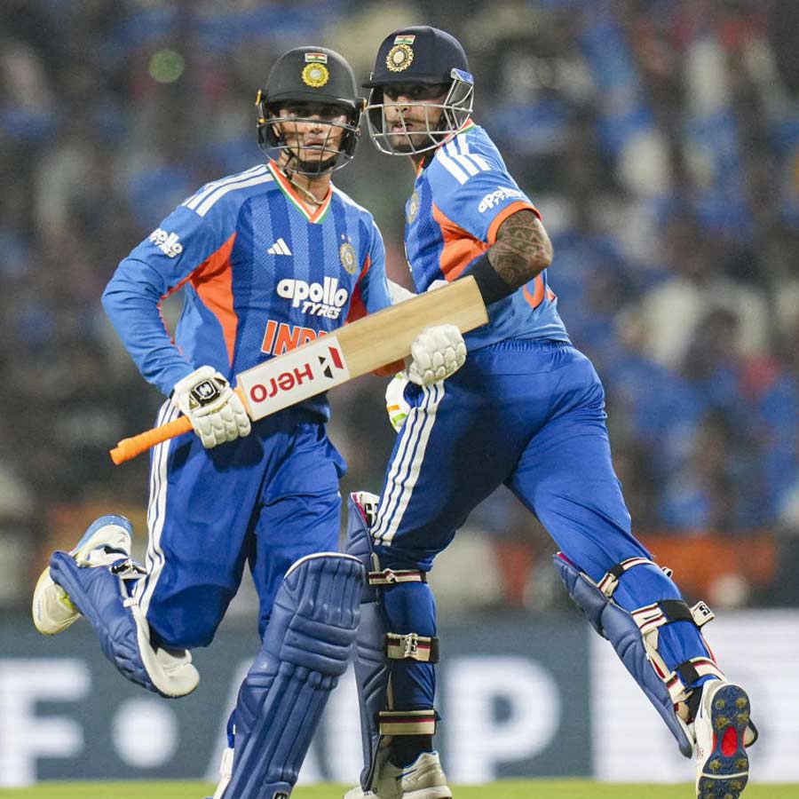 (বাঁ দিকে) অভিষেক শর্মা এবং সূর্যকুমার যাদব (ডান দিকে)