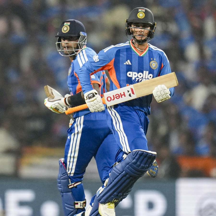 নিউ জ়িল্যান্ডের বিরুদ্ধে ব্যাটিংয়ের সময় সূর্যকুমার যাদব (বাঁ দিকে) ও অভিষেক শর্মা।