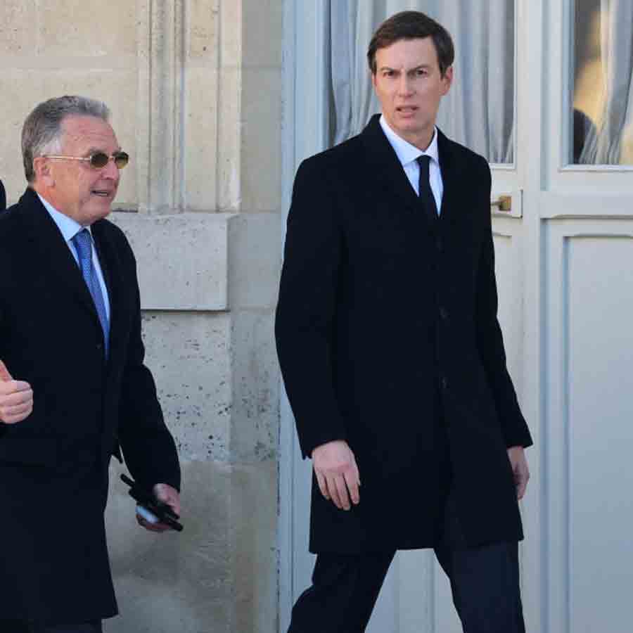 (বাঁ দিকে) আমেরিকার দূত স্টিভ উইটকফ ও মার্কিন প্রেসিডেন্টের জামাই জ্যারেড কুশনার (ডান দিকে)।