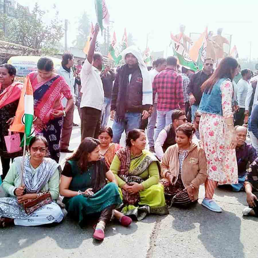 জিরাটে অসম লিঙ্ক রোডে অবরোধ। নিজস্ব চিত্র