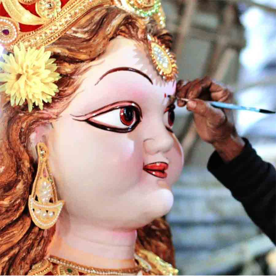 আসানসোলের মহিশীলায় প্রতিমা সাজাচ্ছেন শিল্পী।