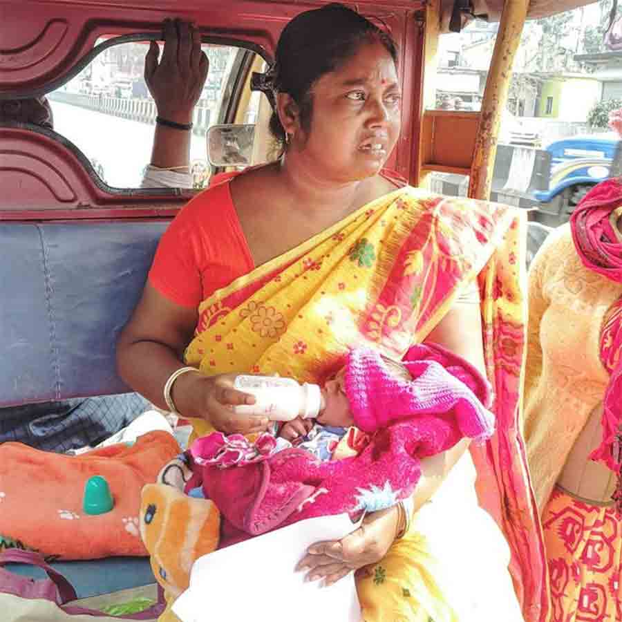 শুনানির জন্য সদ্যোজাত মেয়েকে নিয়ে হাজির মা।