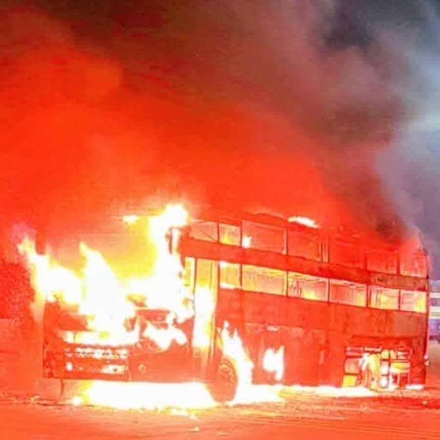 অগ্নিদগ্ধ সেই বাস। ছবি: সংগৃহীত।