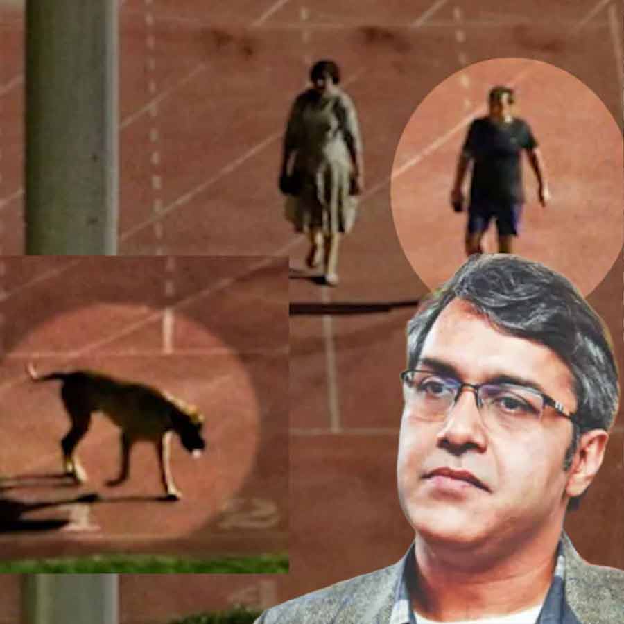 আইএএস অফিসার সঞ্জীব খিরওয়ার। ২০২২ সালে পোষ্য কুকুরকে নিয়ে স্টেডিয়ামে সান্ধ্যভ্রমণ করতে গিয়ে বিতর্কে জড়ান তিনি।