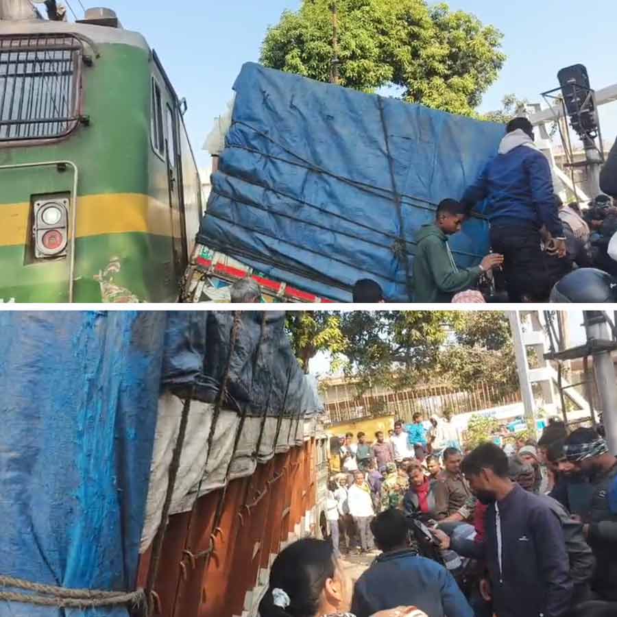 ট্রেনের সঙ্গে সংঘর্ষ ট্রাকের। বৃহস্পতিবার দেওঘরের নওয়াডিহ স্টেশনের কাছে।