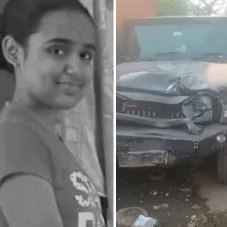 (বাঁ দিকে) মৃত তরুণী। ঘাতক সেই গাড়ি (ডান দিকে)।