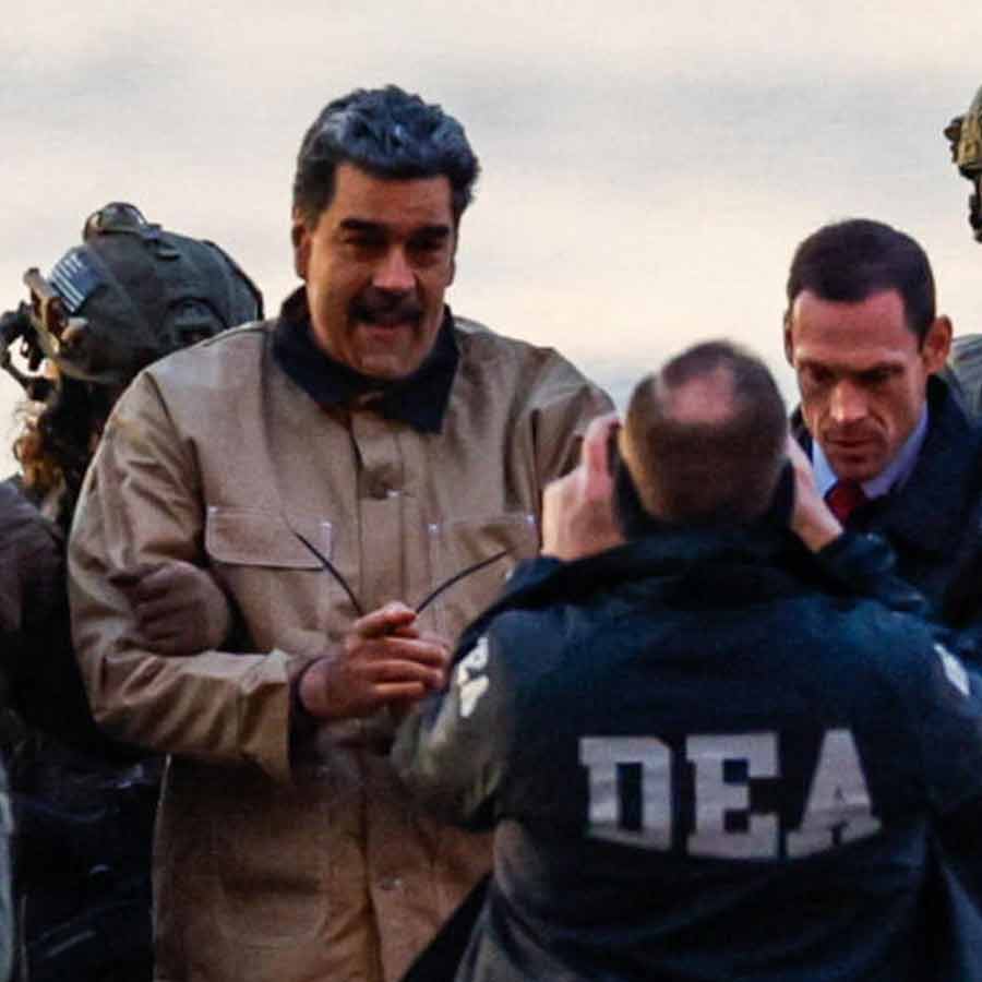 ভেনেজ়ুয়েলার প্রেসিডেন্ট নিকোলাস মাদুরোকে বন্দি করে নিয়ে যাচ্ছে মার্কিন বাহিনী। ফাইল চিত্র।