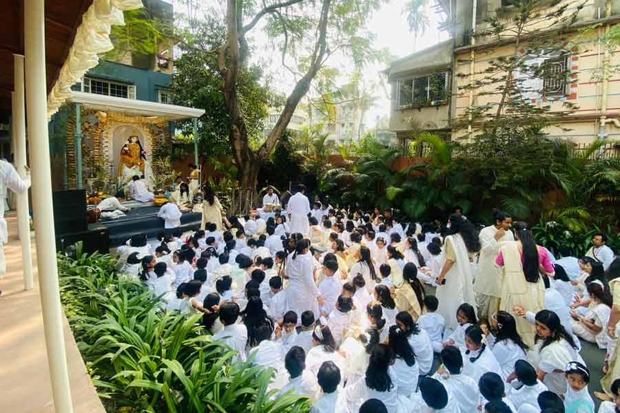 আরাধনায় ছাত্রছাত্রীরা।