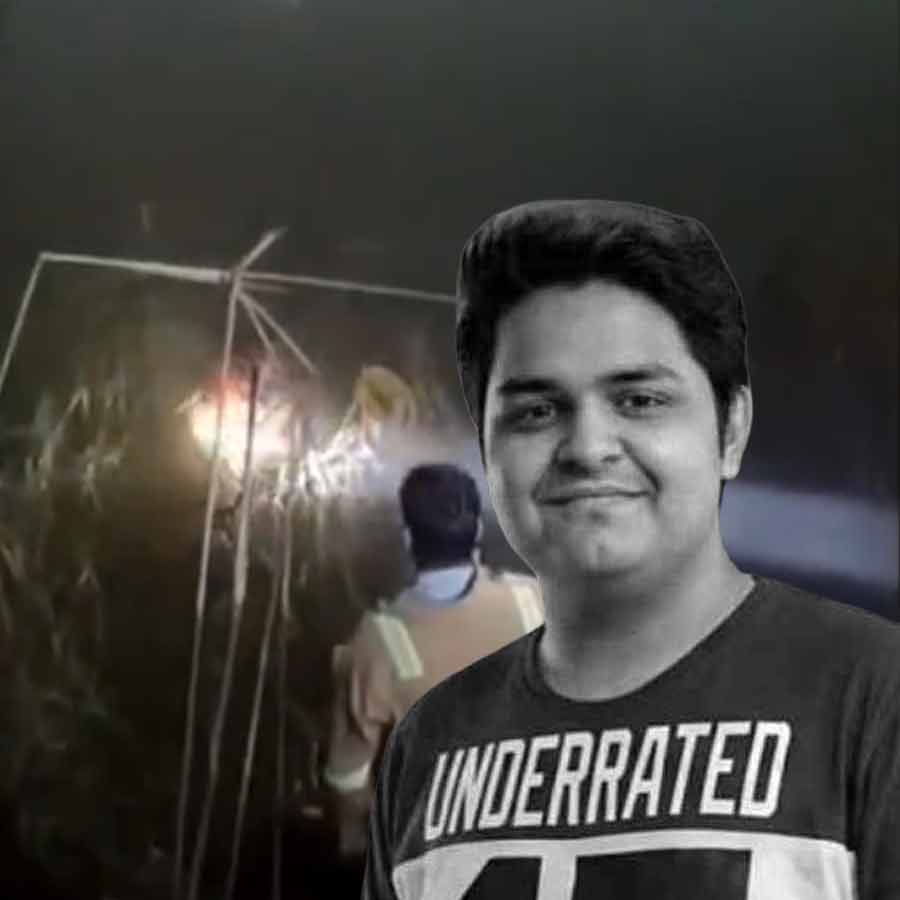 যুবরাজের খোঁজে সার্চলাইট জ্বালিয়ে তল্লাশি। গ্রাফিক: আনন্দবাজার ডট কম।