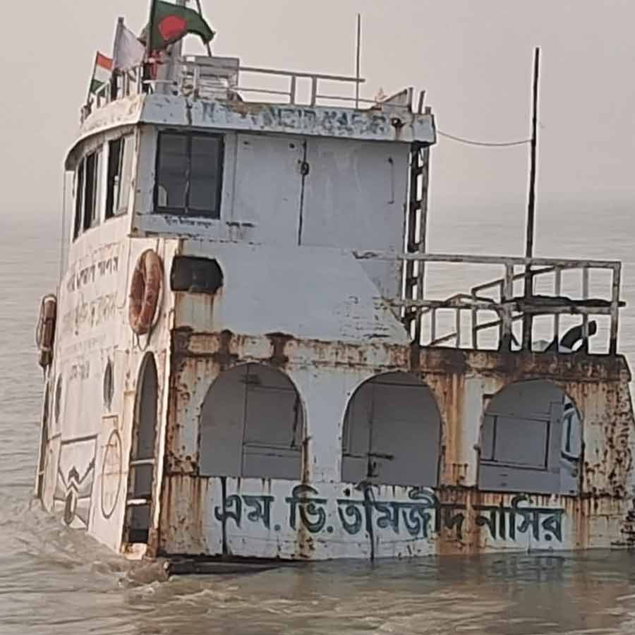 11 rescued after a Bangladeshi boat sinks in Muriganga river dgtld