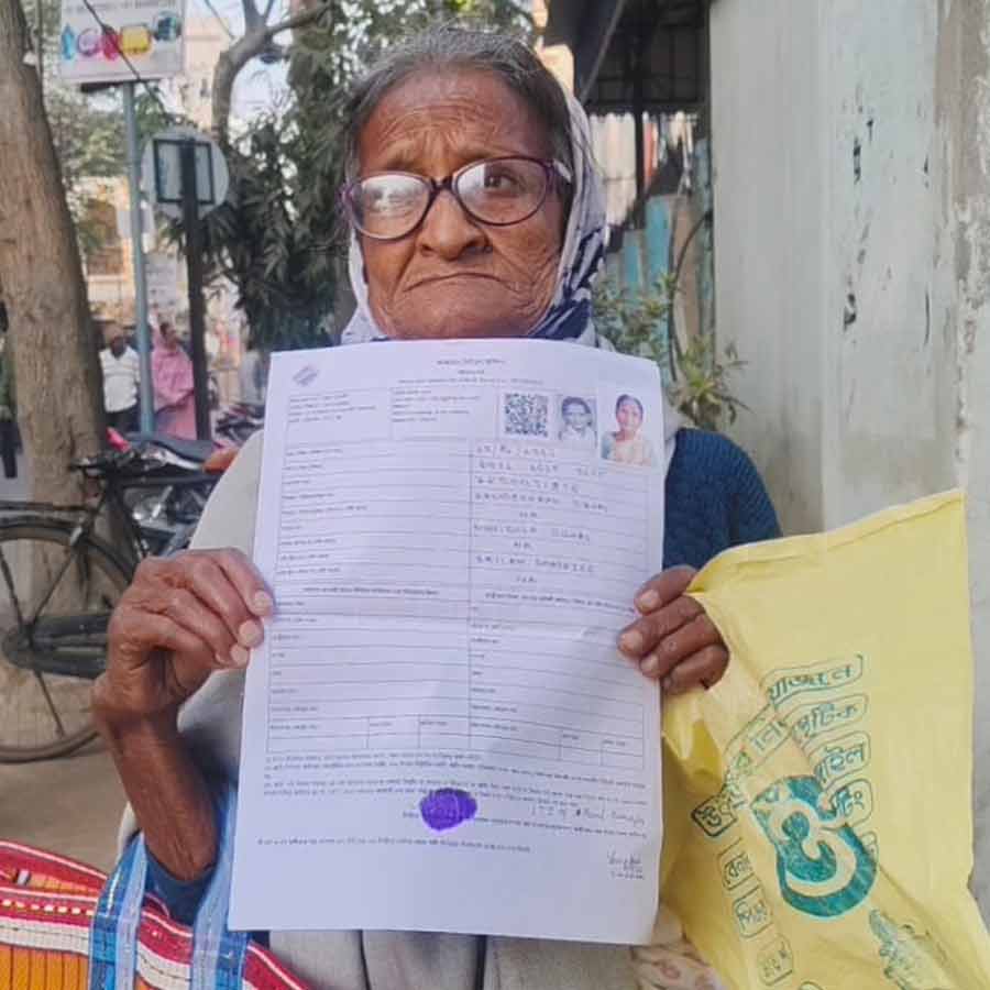Old woman begs outside Hooghly hearing centre after receiving notice