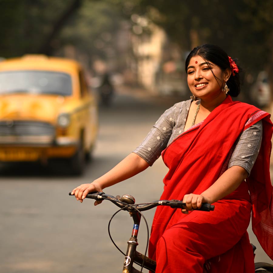 শাড়ি পরার সহজ-পাঠ।