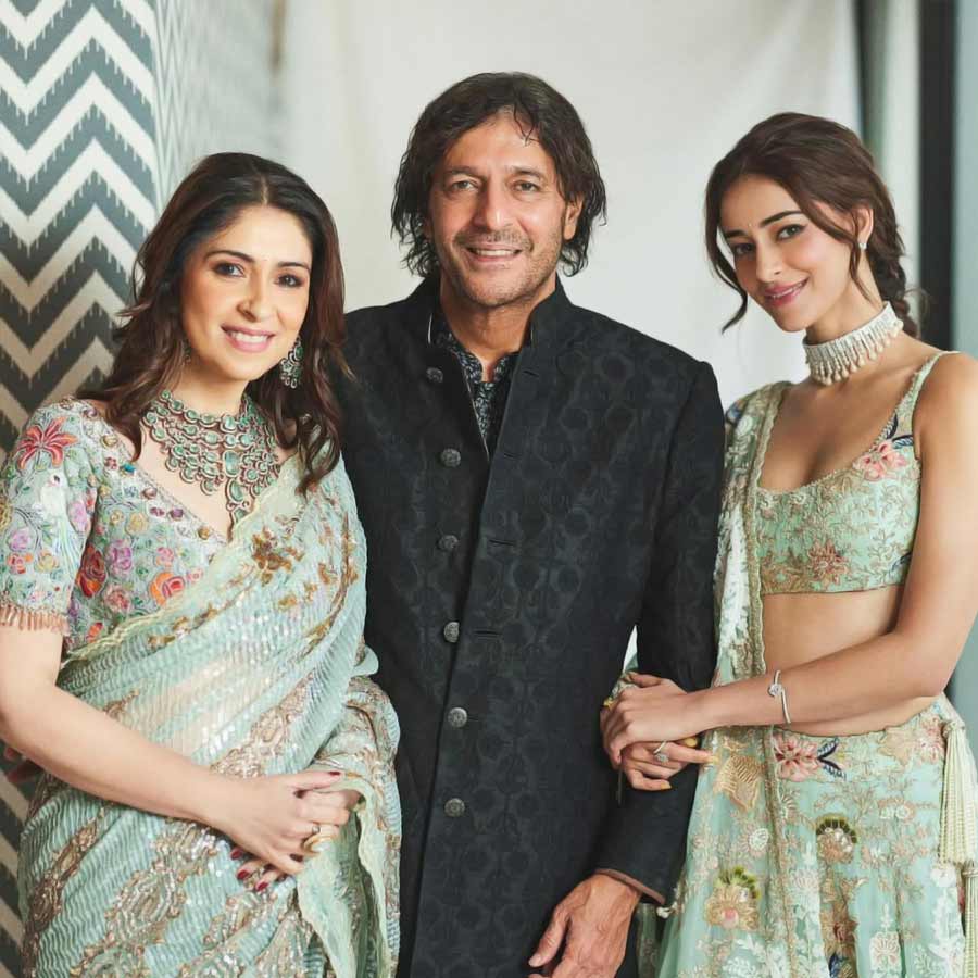 (বাঁ দিক থেকে) ভাবনা পাণ্ডে, চাঙ্কি পান্ডে, অনন্যা পাণ্ডে।