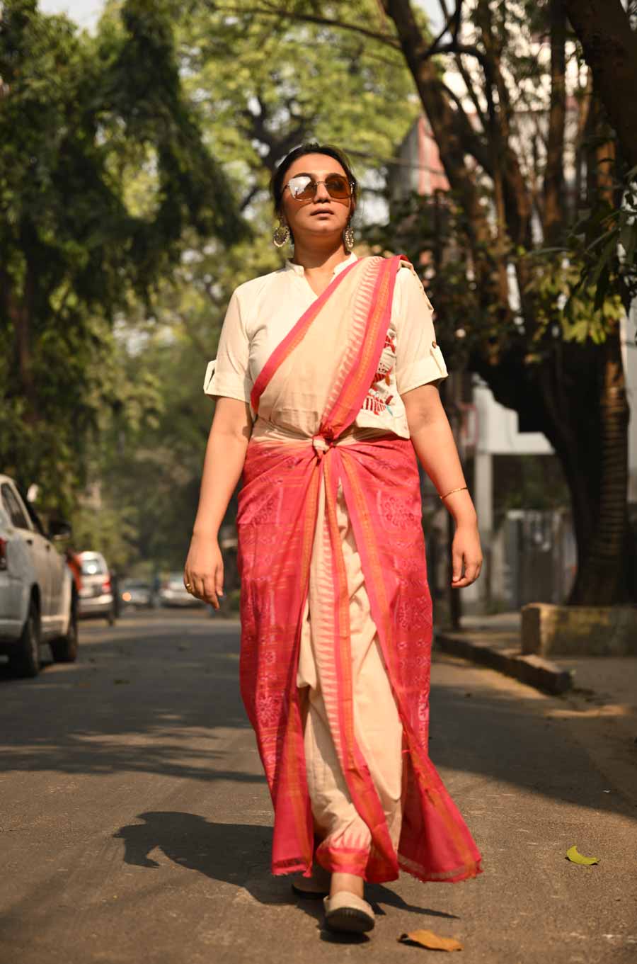  জলপাইগুড়ি স্টাইলে পরানো এই ‘ড্রেপ’ দেখে ‘ড্রেস’ বলে ভুল হতে পারে।