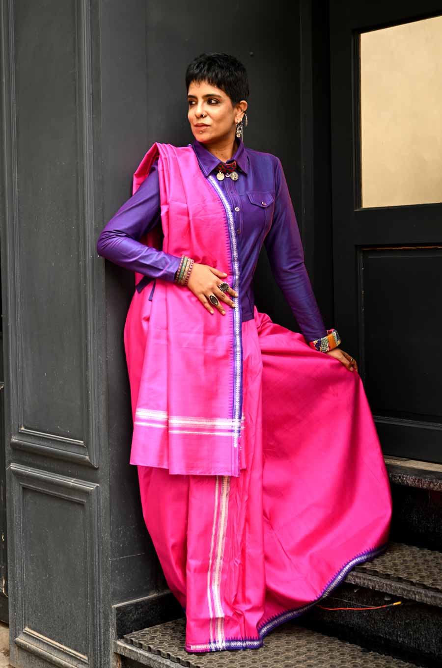 এই শাড়িতে সামনে কুঁচিতে বক্স প্লিট করে, পিছন থেকে আঁচল ডান কাঁধের উপর দিয়ে সামনে আনা হয়েছে।