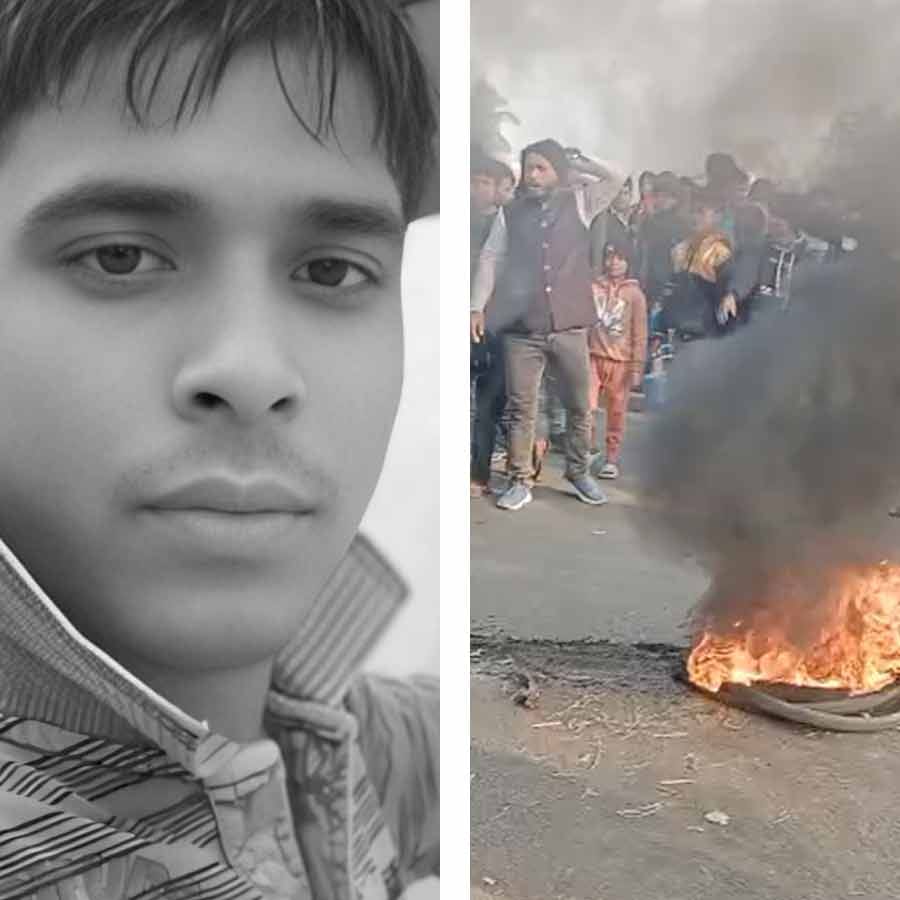 (বাঁ দিকে) ঝাড়খণ্ডে মৃত মুর্শিদাবাদের শ্রমিক আলাই শেখ। বেলডাঙায় জাতীয় সড়কে টায়ার জ্বালিয়ে বিক্ষোভ (ডান দিকে)।