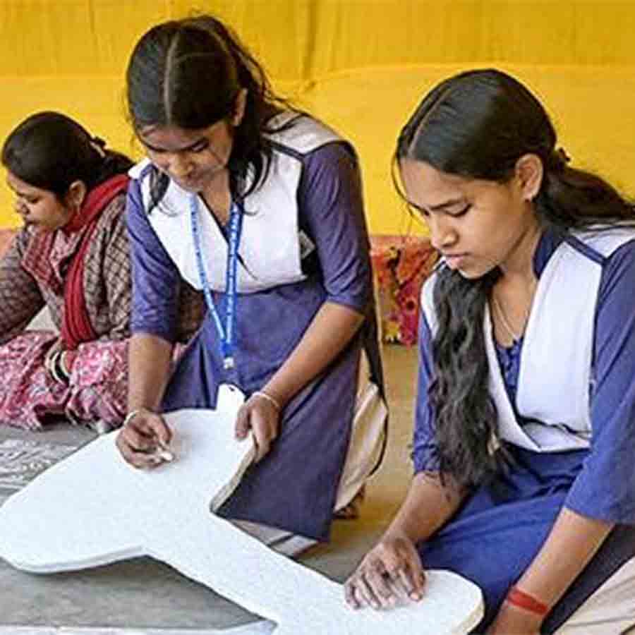 একটি অন্য স্কুলে ছাত্রীরা ব্যস্ত সরস্বতীপুজোর প্রস্তুতিতে। রানাঘাটে।