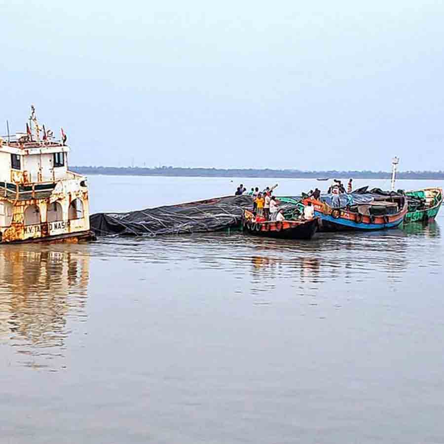 ডুবন্ত বার্জ থেকে উদ্ধার করা হচ্ছে নাবিকদের।