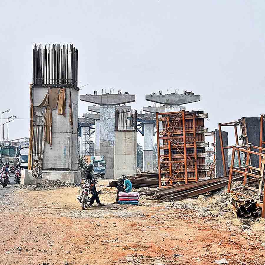 ট্র্যাফিকের ছাড়পত্র না পাওয়ায় কোনা এক্সপ্রেসওয়ের উপরে উড়ালপথের কাজ প্রায় বন্ধের মুখে।