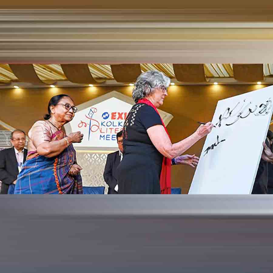 কলকাতা লিটারারি মিটে বারবারা কিংসল্‌ভা ও বানু মুশতাক। বৃহস্পতিবার, আলিপুর জেল মিউজ়িয়ামে।