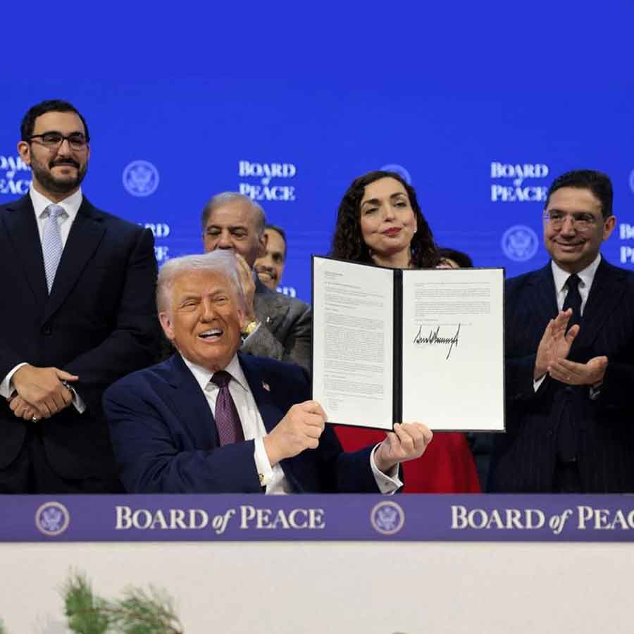 ‘বোর্ড অফ পিস’-এর সনদ হাতে ডোনাল্ড ট্রাম্প। পিছনে রয়েছেন পাকিস্তানের প্রধানমন্ত্রী শাহবাজ় শরিফও। বৃহস্পতিবার সুইৎজ়ারল্যান্ডের দাভোসে।