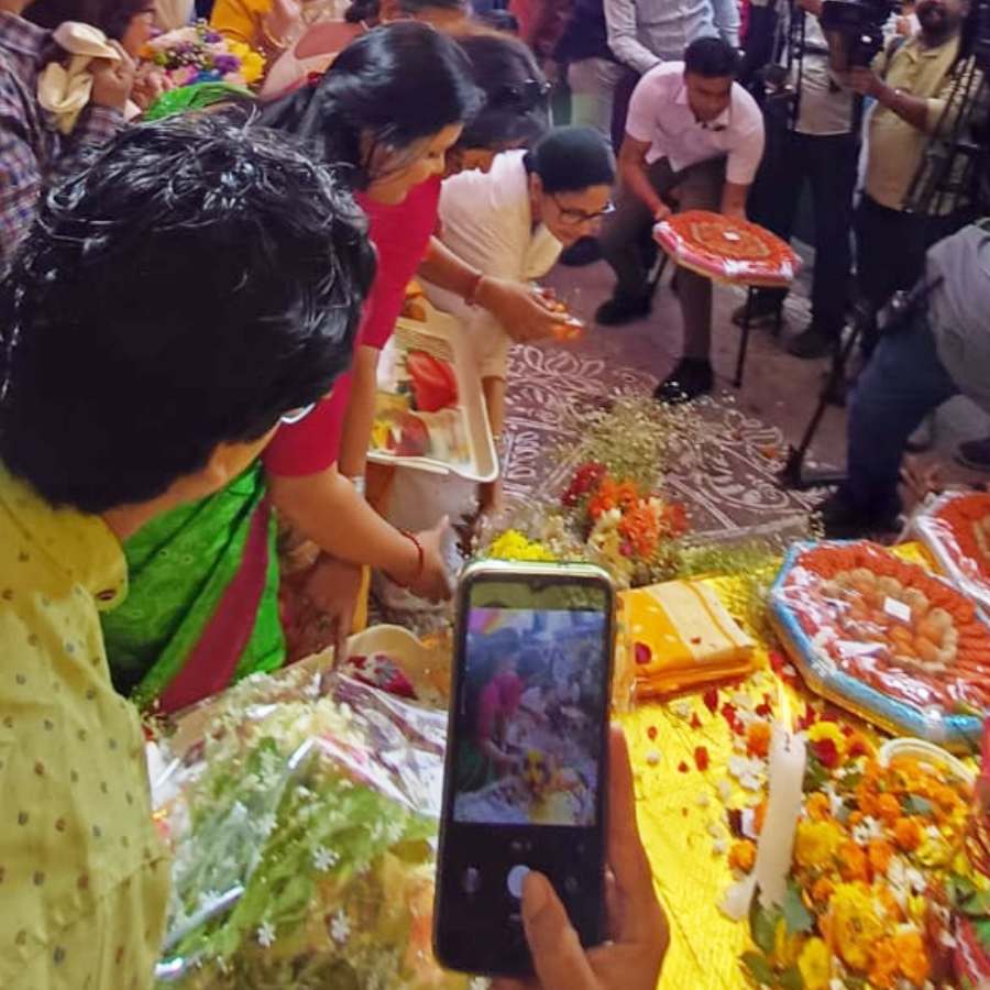 রেড রোডের অনুষ্ঠানের পর যোগমায়া কলেজে সরস্বতীপুজোয় মমতা বন্দ্যোপাধ্যায়।