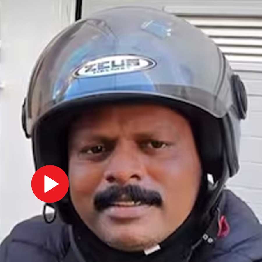 German vlogger gifts 21 thousand rupees an Indian delivery agent