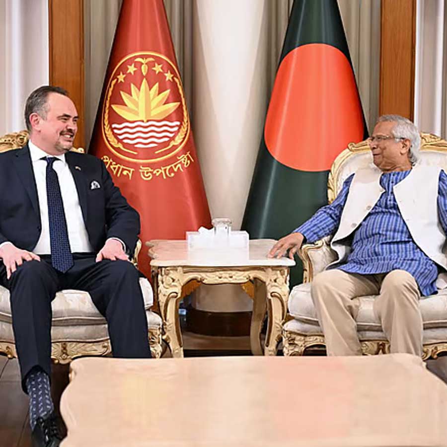 মার্কিন রাষ্ট্রদূত ব্রেন্ট ক্রিস্টেনসেনের সঙ্গে আলোচনায় বাংলাদেশের অন্তর্বর্তী সরকারের প্রধান উপদেষ্টা মুহাম্মদ ইউনূস।