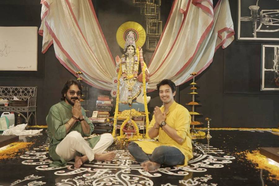 সরস্বতীপুজোয় প্রসেনজিৎ চট্টোপাধ্যায়-আরিয়ান ভৌমিক।